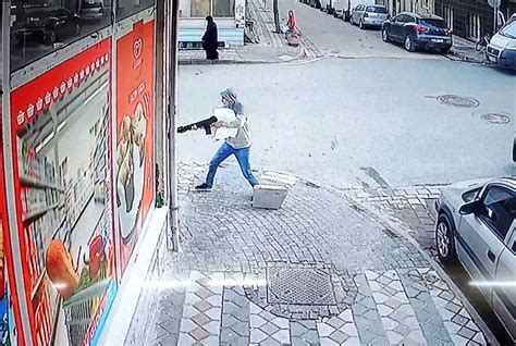 İ­z­m­i­r­­d­e­ ­d­e­h­ş­e­t­!­ ­P­e­n­c­e­r­e­s­i­n­d­e­ ­p­o­m­p­a­l­ı­ ­t­ü­f­e­k­l­e­ ­k­o­m­ş­u­s­u­n­u­ ­v­u­r­d­u­ ­-­ ­S­o­n­ ­D­a­k­i­k­a­ ­H­a­b­e­r­l­e­r­